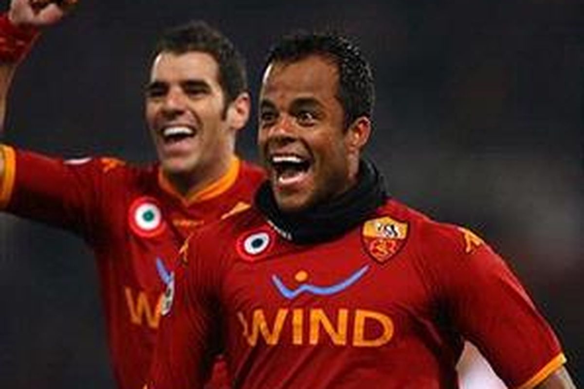 Amantino Mancini meluapkan kegembiraan usai mencetak gol kemenangan AS Roma saat lawan Real Madrid