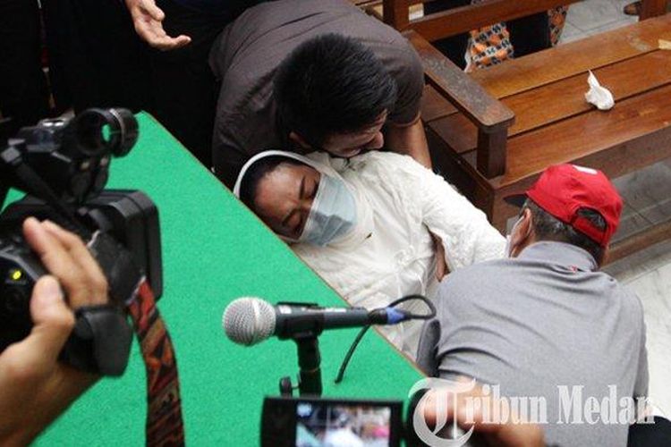 Febi Nur Amelia pingsan seusai menjalani sidang lanjutan dengan agenda putusan terkait kasus UU ITE, di Pengadilan Negeri, Medan, Selasa (6/10/2020). Hakim memvonis Febi bebas atas dakwaan kasus ITE saat menagih hutang istri polisi di media sosial. (TRIBUN MEDAN/DANIL SIREGAR)