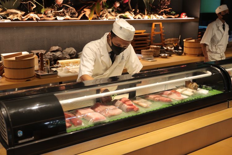 Sushi dan sashimi bar di Sushi Toku Gunawarman, Jakarta Selatan.