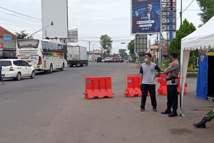 Polisi memantau jalur mudik di jalan Purworejo -Kebumen di salah satu Posko mudik Simpang 4 Kutoarjo