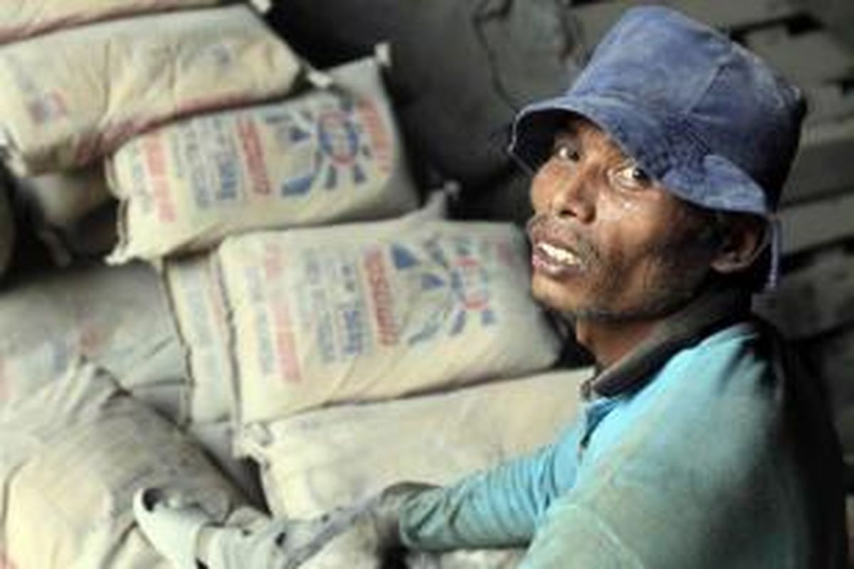 Buruh angkut ketika melakukan pekerjaannya di Pelabuhan Sunda Kelapa, Jakarta Utara, Selasa (30/4/2013). Besok pada tanggal 1 Mei, para buruh sedunia akan memperingati Hari Buruh atau biasa disebut dengan May Day.