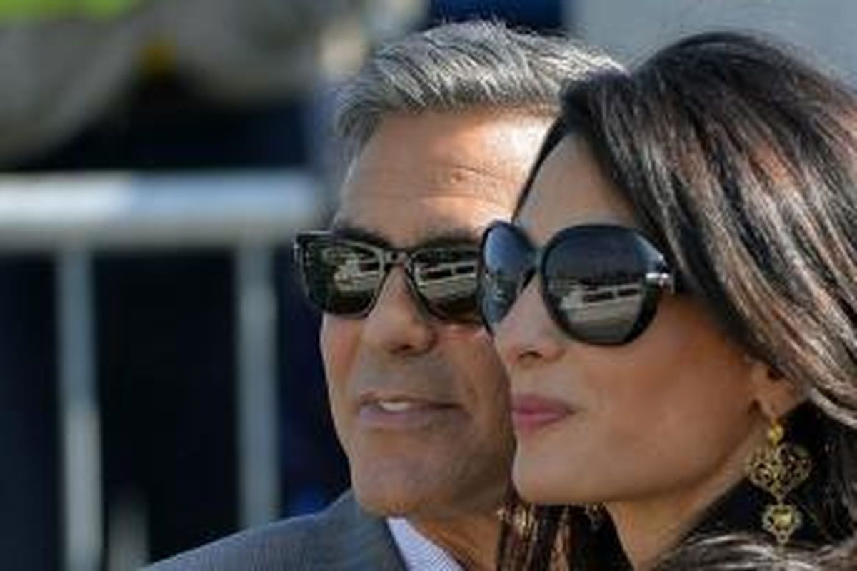 Aktor Hollywood papan atas George Clooney dan Amal Alamuddin, pengacara hak asasi manusia asal Inggris, saat tiba do Venice, Jumat (26/9/2014). Di kota itu keduanya melangsungkan pernikahan. 