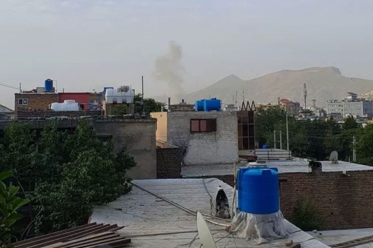 Kepulan asap tampak berasal dari balkon rumah yang ditempati Zawahiri.