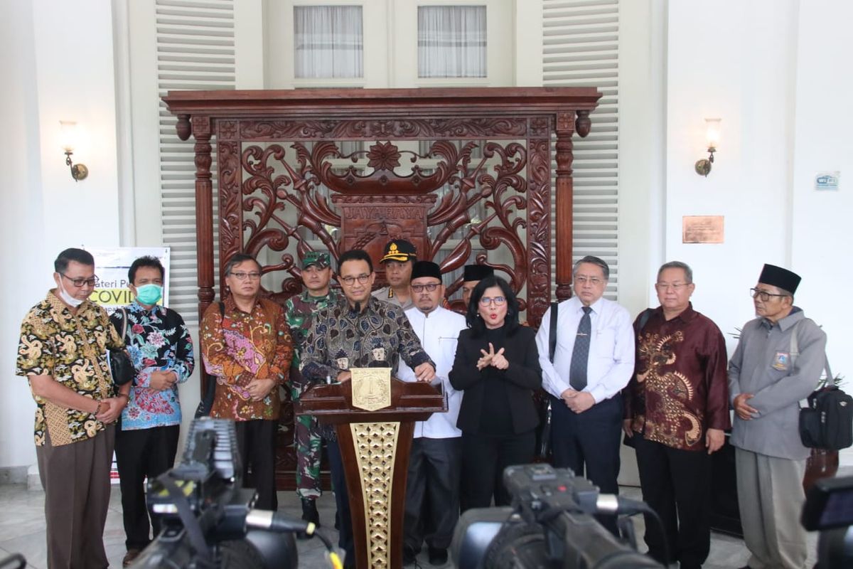 Gubernur DKI Jakarta Anies Baswedan bersama Forum Kerukunan Umat Beragama (FKUB) DKI Jakarta mengumumkan kegiatan peribadatan di tempat ibadah ditiadakan selama dua pekan dalam konferensi pers di Balai Kota DKI Jakarta, Kamis (19/3/2020).