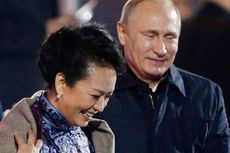 Presiden Putin Merayakan Ulang Tahun dengan Bermain Hoki Es