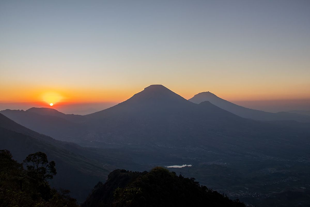 Matahari Terbit di Pos IV Gunung Bismo via Silandak (5/10/2019).