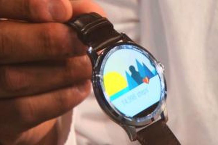 Jam tangan pintar hasil kerja sama Intel dan Fossil diumumkan di ajang IDF 2015, siap dipasarkan akhir tahun ini.