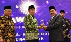 Gubri Terima Penghargaan Tokoh Wakaf Nasional Unsur Kepala Daerah dari BWI Award 2022