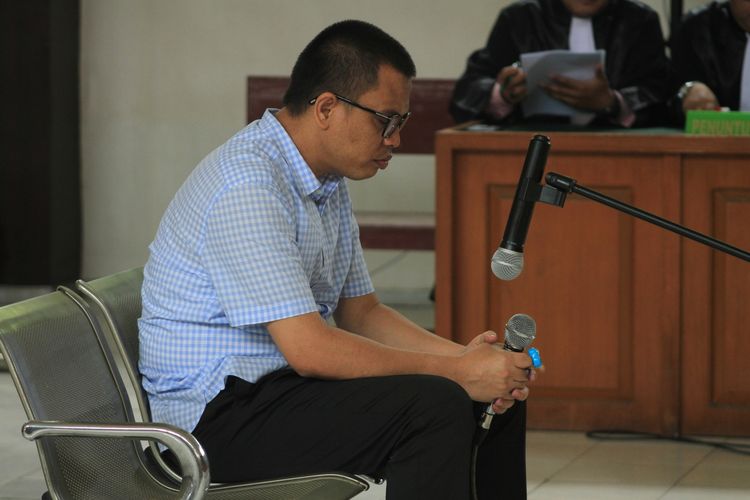 Terdakwa Robi Okta Fahlevi kontraktor penyuap Bupati Muara Enim non aktif Ahmad Yani saat menjalani sidang tuntutan di Pengadilan Negeri Kelas 1A Palembang, Sumatera Selatan, Selasa (14/1/2020). Dalam sidang tersebut, Jaksa Penuntut Umum (JPU) menuntut Robi dengan kurungan penjara selama tiga tahun penjara dan subsider enam bulan dan denda Rp 250 juta.