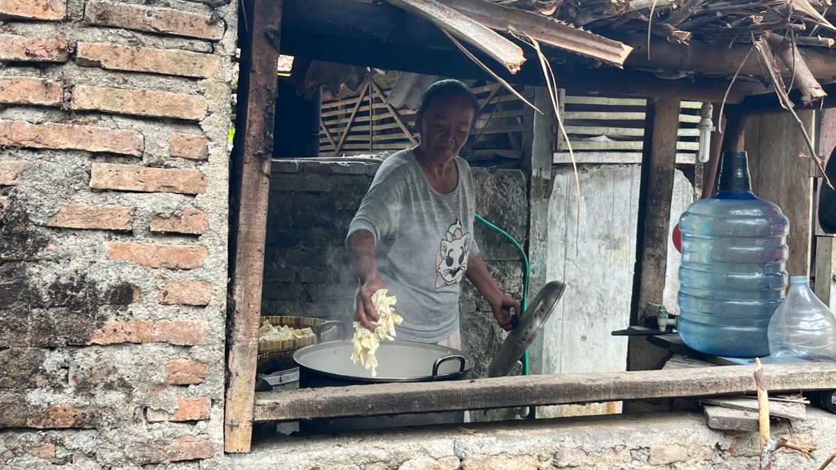 Elderly Couple in Pangandaran: 20 Years in a Fragile Home Facing Eviction, Husband Diagnosed with Malignant Tumor