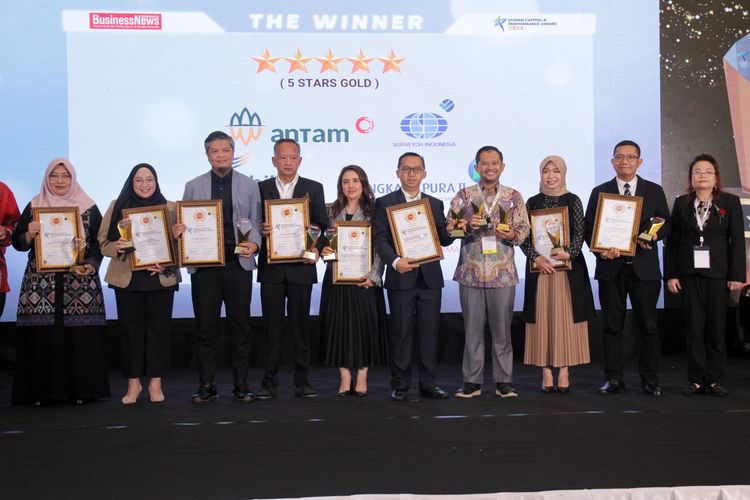 Perwakilan dari Antam (keempat dari kanan) dalam ajang Human Capital and Performance Awards 2023 yang diselenggarakan Majalah BusinessNews Indonesia di Jakarta pada Rabu (29/11/2023).
