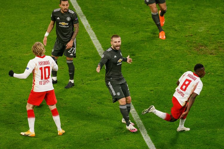 Gelandang Leipzig Amadou Haidara (kanan) merayakan gol dalam pertandingan Grup H Liga Champions antara RB Leipzig vs Manchester United di Leipzig, Jerman, pada 8 Desember 2020.