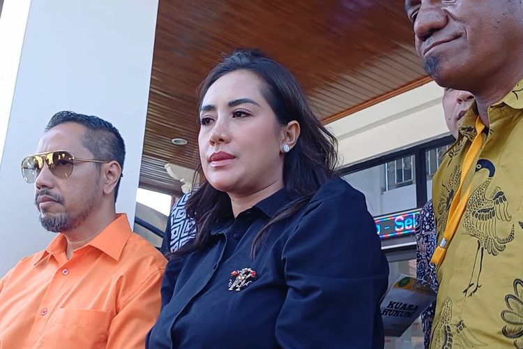Shinta Bachir (kemeja hitam) dan kuasa hukumnya Sunan Kalijaga (kemeja oranye) saat ditemui di Pengadilan Agama (PA) Jakarta Timur, Selasa (1/8/2023). 
