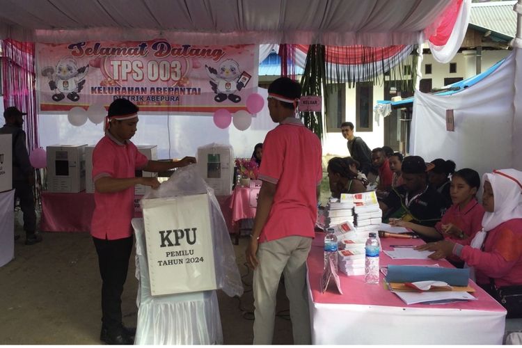 Para petugas KPPS di TPS 003, Kelurahan Abe Pantai, Distrik Abepura, Kota Jayapura, Papua, terlihat gunakan baju ping sebagai simbol hari kasih sayang (valentine day), saat hendak melayani masyarakat yang melakukan pencoblosan dalam pemilu Rabu (14/2/2024).