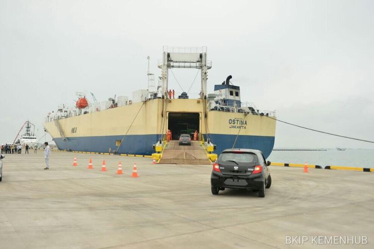 Uji coba bongkar muat kendaran bermotor di Pelabuhan Patimban