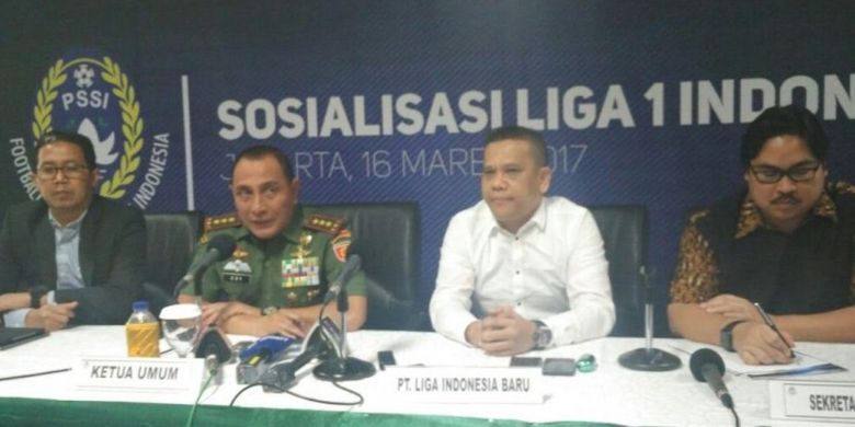 Joko Driyono, Edy Rahmayadi, Berlinton Siahaan, dan Ade Wellington hadir memberikan keterangan pada sosialisasi Liga 1 di Makostrad, Kamis (16/3/2017). 