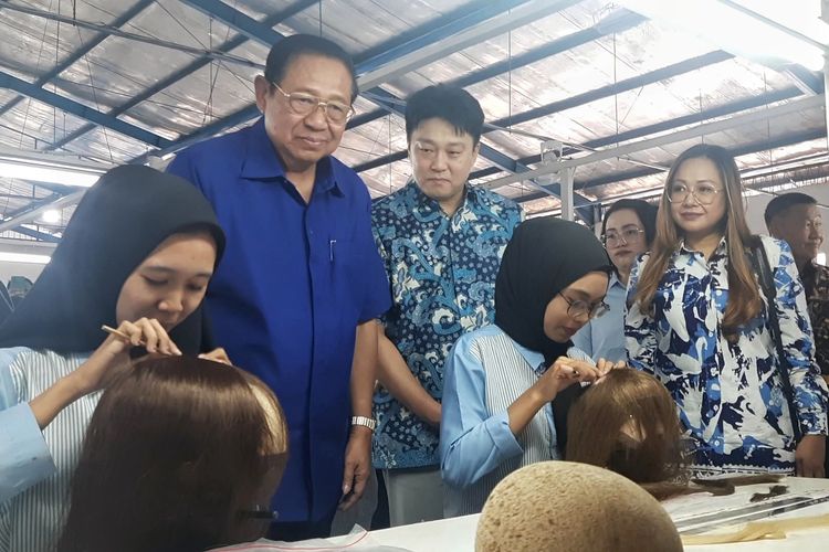 Ketua Majelis Tinggi Partai Demokrat, Susilo Bambang Yudhoyono (SBY) mengunjungi pabrik rambut palsu milik PT Indokores Sejahtera di Kabupaten Purbalingga, Jawa Tengah, Senin (15/1/2024).