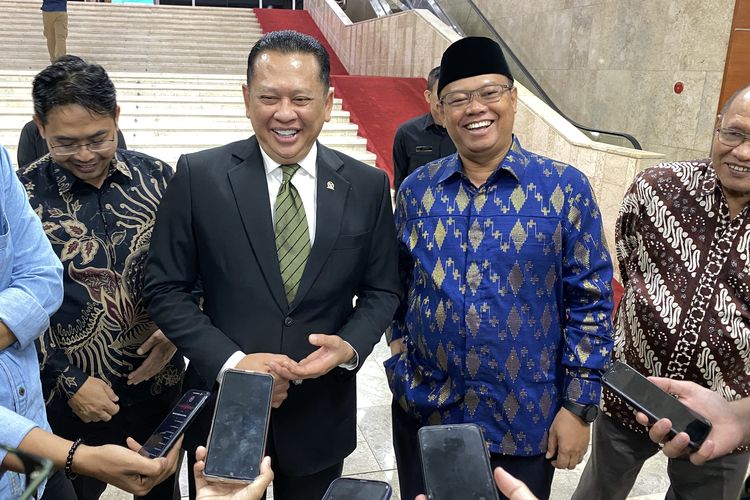 Ketua MPR RI Bambang Soesatyo (jas hitam) didampingi Rektor UT Prof. Ojat Darojat (batik biru) di sela-sela kuliah umum UT di Gedung MPR RI, Jakarta (22/11/2023).