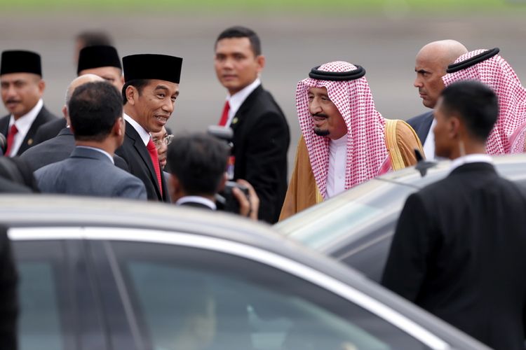 Raja Arab Saudi Salman bin Abdulaziz al-Saud disambut Presiden Republik Indonesia, Joko Widodo di landasan pacu VVIP Bandara Halim Perdanakusuma, Jakarta, Rabu (1/3/2017). Kunjungan Raja Salman ke Indonesia setelah 47 tahun lalu dalam rangka kerjasama bilateral Indonesia - Arab Saudi.