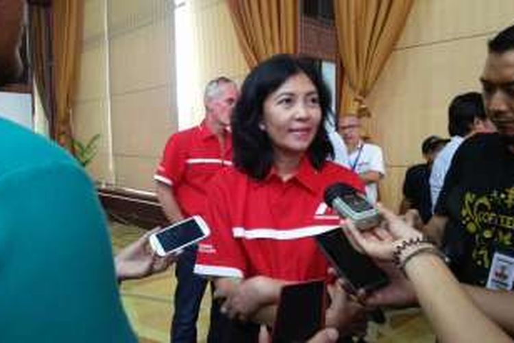 Ibunda pebalap Rio Haryanto, Indah Pennywati, mejawab pertanyaan wartawan dalam acara syukuran di Kantor Pusat Pertamina, Jakarta Pusat, Senin (14/3/2016).