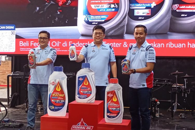 Federal Oil melengkapi rangkaian produknya dengan meluncurkan pelumas berteknologi
synthetic Federal Matic 10W-30 0,65L dan Federal Racing Matic 10W-30 0,8L untuk skuter
matik, serta Federal Ultratec XX 10W-30 0,8L untuk sepeda motor manual.