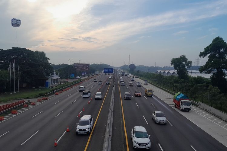 Tol Japek Pagi Ini Ramai Lancar, Contraflow Diterapkan Satu Lajur Arah Jakarta