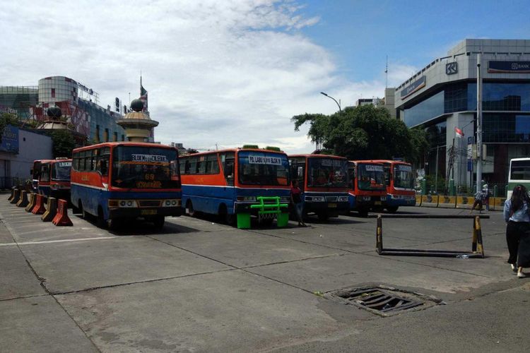 Metromini di Terminal Blok M menunggu penumpang, Jumat (5/1/2018).