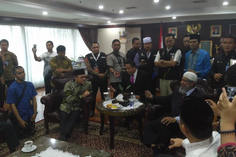 Ketua MPR RI Zulkifli Hasan berbincang dengan ulama Zakir Naik di gedung Nusantara III, Kompleks Parlemen, Jakarta, Jumat (31/3/2017)