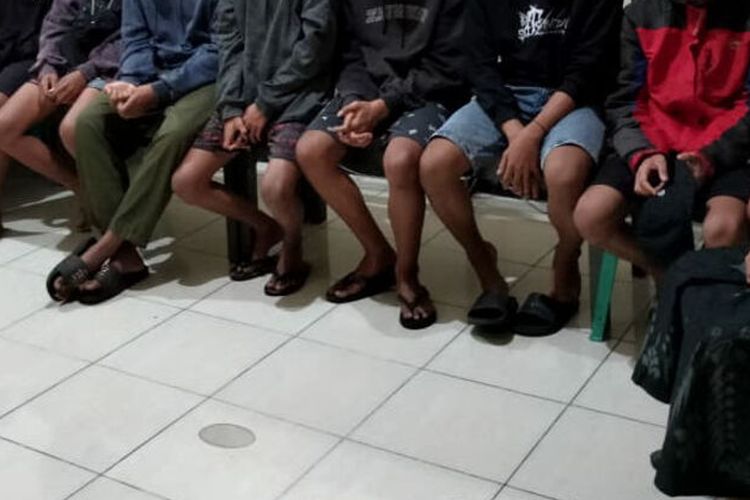 Belasan remaja ditahan di Kantor Polsek Wlingi lantaran diduga hendak mengikuti perang sarung di sebuah ruas jalan di Kelurahan Babadan, Kecamatan Wlingi, Kabupaten Blitar, Jumat (31/3/2023) malam.