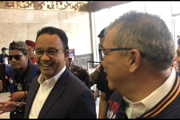 Anies Baswedan ditemani Wakil Ketua Umum Partai Nasdem Ahmad Ali menghadiri deklarasi relawan IndonesiAnies di Jakarta Convention Center (JCC), Senayan, Jakarta, Rabu (2/11/2022). 