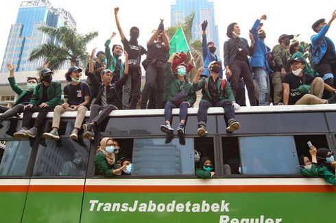 Dipukul Mundur, Massa Demonstran di Harmoni Lari ke Arah Pasar Baru dan Gajah Mada