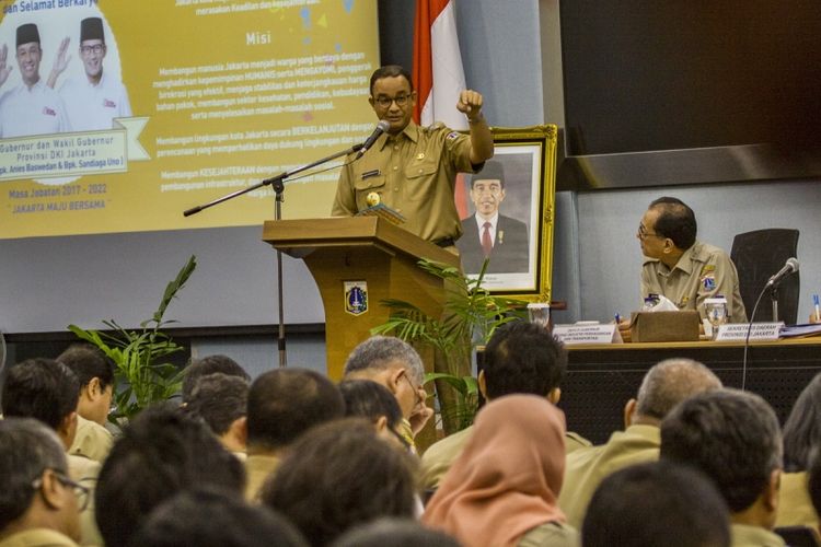 Gubernur DKI Jakarta Anies Baswedan memberikan arahan kepada pejabat Pemerintah Provinsi DKI Jakarta di Balai Kota, Jakarta, Selasa (17/10/2017). Kegiatan tersebut merupakan bagian dari perkenalan dengan birokrat di lingkungan Pemprov DKI Jakarta. 