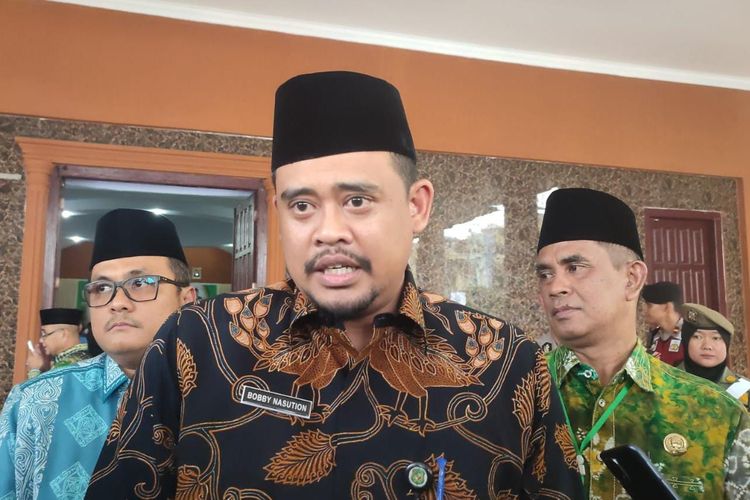 Wali Kota Medan Bobby Nasution saat diwawancarai wartawan di Asrama Haji, Kota Medan, Kamis (16/5/2024)