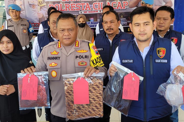 Konferensi pers pembunuhan bayi di Mapolresta Cilacap, Jawa Tengah, Senin (6/11/2023).