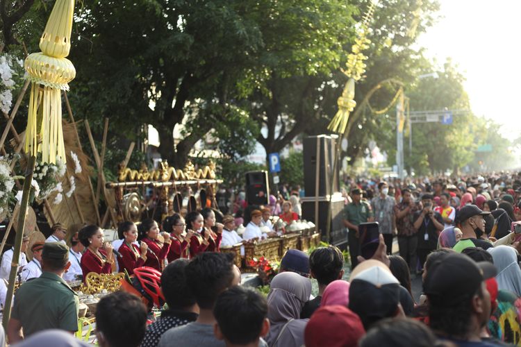 MENYEMUT: Warga terlihat menyemut di sekitar Loji Gandrung, Slamet Riyadi, Solo, Minggu (11/12/2022) untuk melihat kirab Kaesang-Erina.