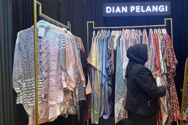 Produk Dian Pelangi di Indonesia Fashion Week 2024, JCC Senayan, Jakarta Pusat, Rabu (27/03/2024).