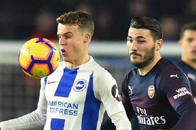 Solly March dibayang-bayangi Sead Kolasinac pada pertandingan Brighton & Hove Albion vs Arsenal di Stadion American Express Community, 26 Desember 2018. 