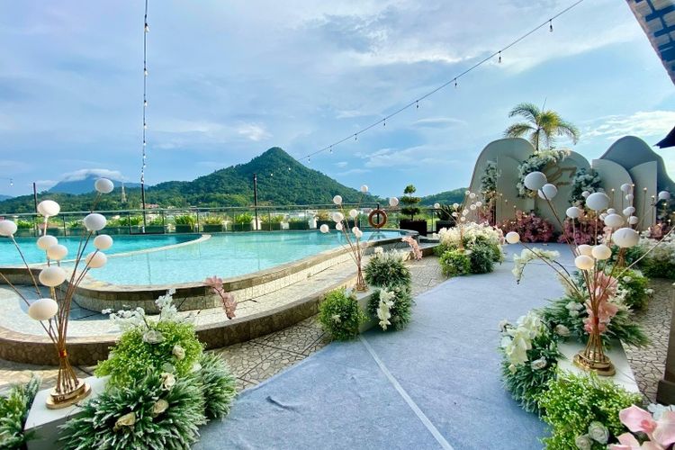 Selain Grand Ballroom, pasangan juga bisa menggelar resepsi pernikahan di area kolam renang outdoor Swiss-Belinn Singkawang. 