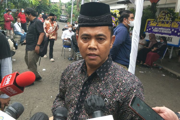 Ayah Bibi Andriansyah alias ayah mertua artis Vanessa Angel, Faisal, saat ditemui di rumah duka di kawasan Srengseng, Jakarta Barat, Jumat (5/11/2021).