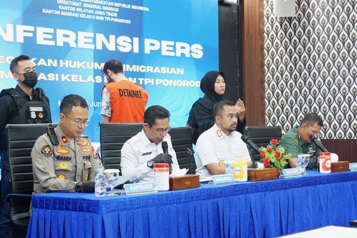 Kantor Imigrasi Kelas II non TPI Ponorogo mengamankan BD (24) Warga Negara Asing (WNA) Suriah yang melakukan pelanggaran ijin tinggal dari Bulan September 2024. BD diamankan petugas Imigrasi saat akan melamar kekasihnya yang warga Ponorogo.
