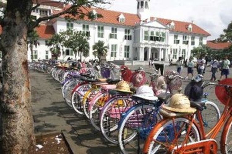 Sepeda ontel wisata yang jumlahnya ratusan, berderet menanti penyewa di depan Museum Sejarah Jakarta atau Museum Fatahillah di Kawasan Kota Tua Jakarta, Sabtu (7/5/2011).  