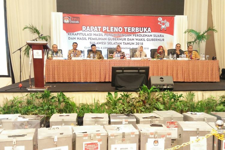 KPU menggelar rapat pleno hasil perhitungan suara Pemilihan Gubernur dan Wakil Gubernur Sulsel di Hotel Grand Clarion,  Makassar,  Minggu (8/7/2018) hingga Senin (9/7/2019) subuh. 