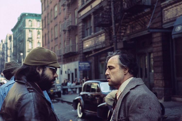 Francis Ford Coppola memberikan arahan kepada Marlon Brando saat syuting The Godfather. Paramount Pictures sempat enggan memakai Marlon sebagai pemeran Vito Corleone. Namun, Francis dan Mario Puzo kukuh ingin mengajak Marlon sebagai pemeran utama.