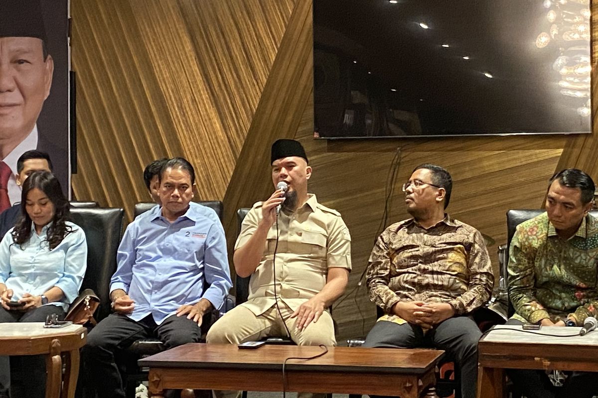 Ahmad Dhani (tengah) saat bersama kader Gerindra di Surabaya, Sabtu (23/12/2023).