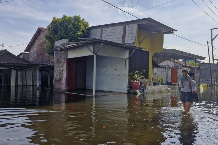 Kondisi warga Kelurahan Genuksari yang terdampak banjir Kota Semarang, Kamis (30/10/2025).