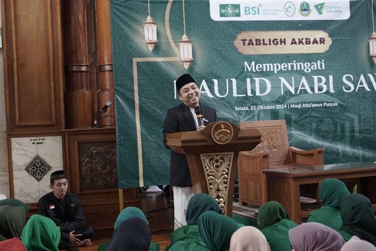 Pelaksanaan peringatan Hari Santri Nasional dan Maulid Nabi Muhammad SAW di Masjid Atta?awun, Puncak, Bogor, Selasa (22/10/2024). 