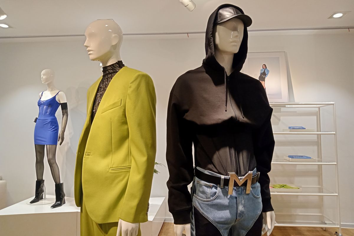 Merek fesyen H&M kembali berkolaborasi dengan rumah mode dari desainer ternama asal Prancis, yakni Mugler.