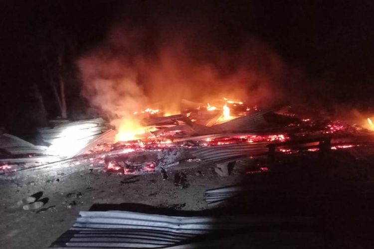 Sebuah rumah warga di Dusun Sauru, Desa Pombakka, Kecamatan Malangke Barat, Kabupaten Luwu Utara, Sulawesi Selatan dibakar orang tak dikenal. Pembakaran rumah ini terjadi pada Kamis (22/6/2023) malam sekitar pukul 23.30 WITA.