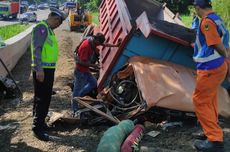 Truk Rem Blong di Tol Semarang, Bodi Depan Ringsek, Sopir Terjepit