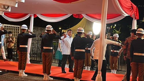 Prabowo-Gibran Tiba di Lokasi Debat, Pakai Kemeja Biru Muda